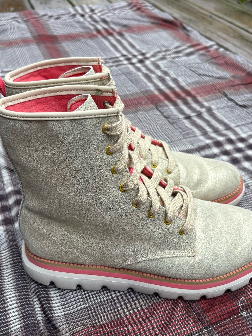 Skechers On the Go Women's Cream Suede Lace-Up Ankle Boots with Pink Trim size 9